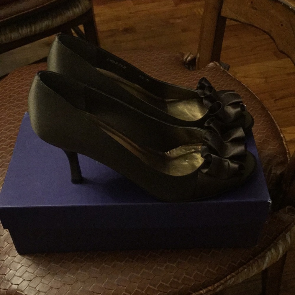Stuart Weitzman chocolate satin heels - Picture 4 of 7